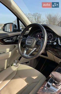 Позашляховик / Кросовер Audi Q7 2018 в 