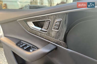 Внедорожник / Кроссовер Audi Q7 2016 в 