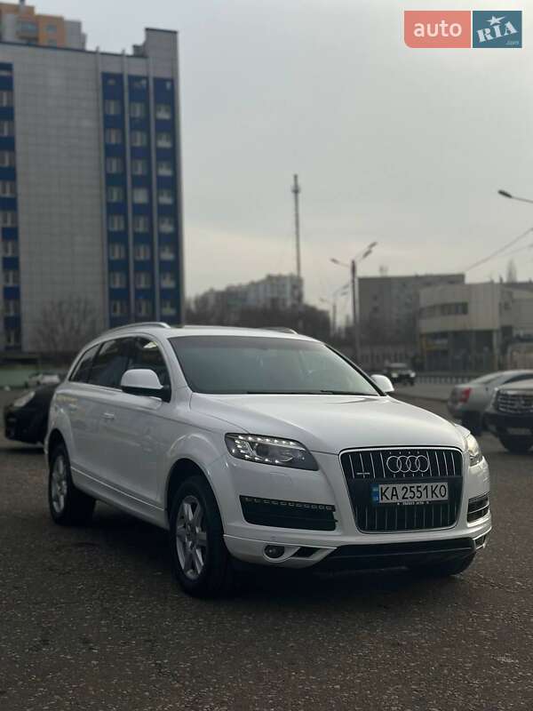 Внедорожник / Кроссовер Audi Q7 2011 в 