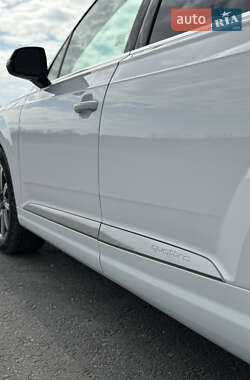 Позашляховик / Кросовер Audi Q7 2019 в 
