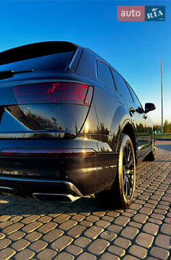 Позашляховик / Кросовер Audi Q7 2017 в 