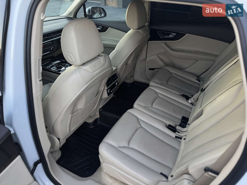 Внедорожник / Кроссовер Audi Q7 2017 в Черновцах