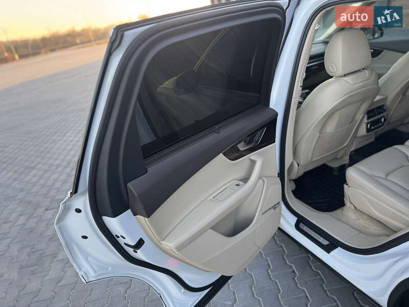 Внедорожник / Кроссовер Audi Q7 2017 в Черновцах