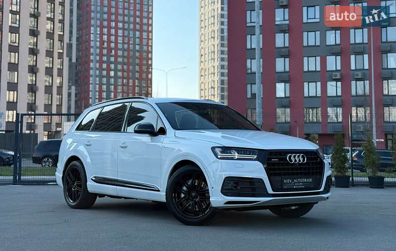 Внедорожник / Кроссовер Audi Q7 2015 в 