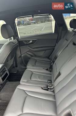 Позашляховик / Кросовер Audi Q7 2023 в 