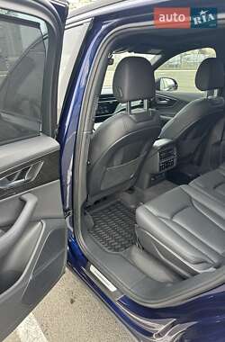 Позашляховик / Кросовер Audi Q7 2023 в 