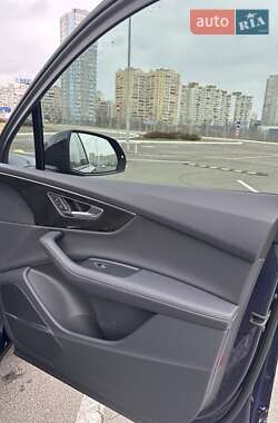 Позашляховик / Кросовер Audi Q7 2023 в 