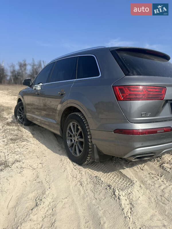 Внедорожник / Кроссовер Audi Q7 2017 в Барышевке