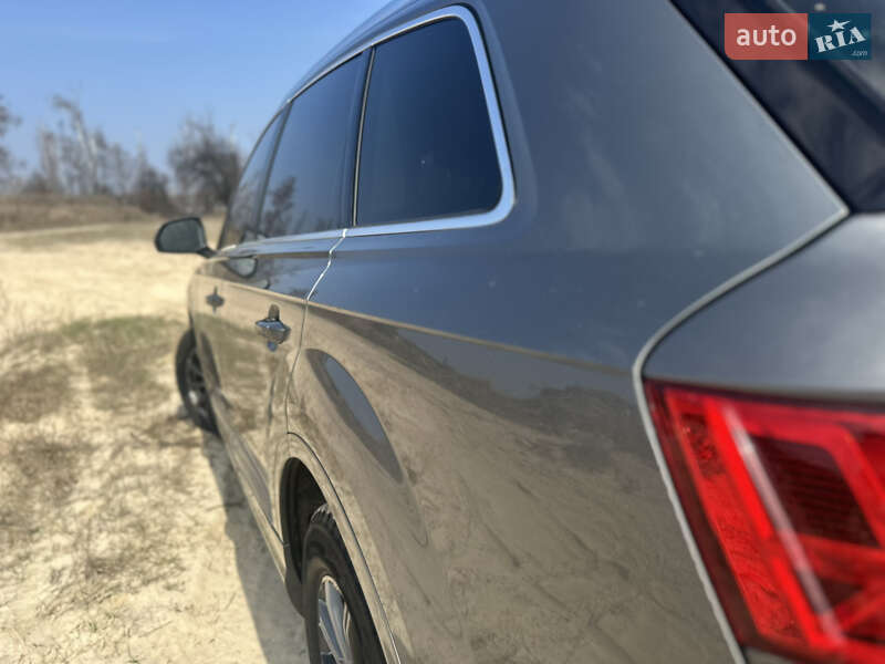 Внедорожник / Кроссовер Audi Q7 2017 в Барышевке