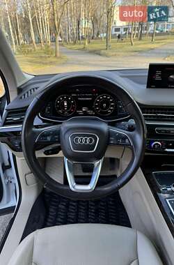 Внедорожник / Кроссовер Audi Q7 2017 в 