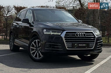 Позашляховик / Кросовер Audi Q7 2018 в 