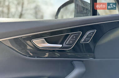 Позашляховик / Кросовер Audi Q7 2018 в 