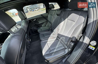 Позашляховик / Кросовер Audi Q7 2018 в 