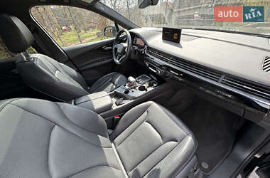 Позашляховик / Кросовер Audi Q7 2018 в 