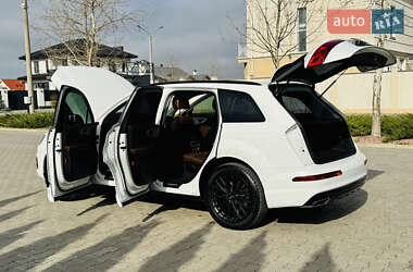 Внедорожник / Кроссовер Audi Q7 2016 в 