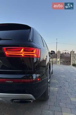 Внедорожник / Кроссовер Audi Q7 2016 в 