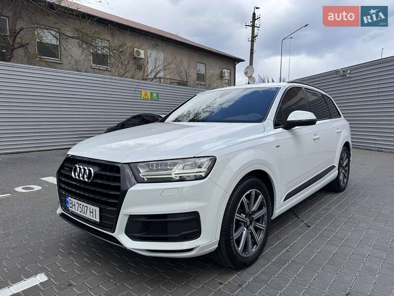 Внедорожник / Кроссовер Audi Q7 2017 в 