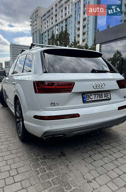 Внедорожник / Кроссовер Audi Q7 2016 в 