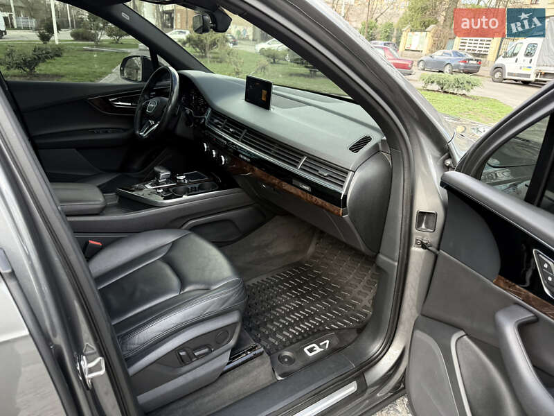 Позашляховик / Кросовер Audi Q7 2016 в Києві