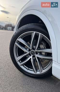 Внедорожник / Кроссовер Audi Q7 2016 в 