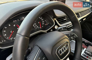 Позашляховик / Кросовер Audi Q7 2018 в 