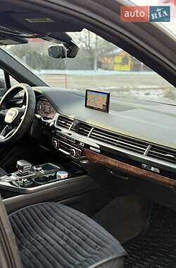 Внедорожник / Кроссовер Audi Q7 2016 в 