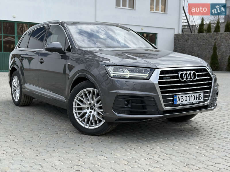 Позашляховик / Кросовер Audi Q7 2018 в 
