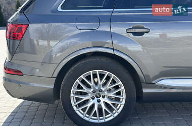 Позашляховик / Кросовер Audi Q7 2018 в 