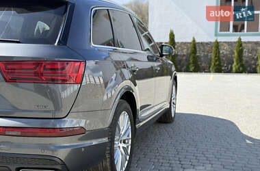 Позашляховик / Кросовер Audi Q7 2018 в 