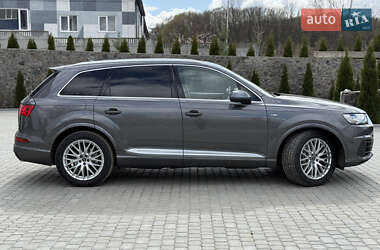 Позашляховик / Кросовер Audi Q7 2018 в 