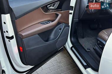 Позашляховик / Кросовер Audi Q7 2015 в 