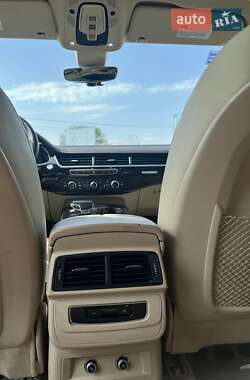 Позашляховик / Кросовер Audi Q7 2018 в 