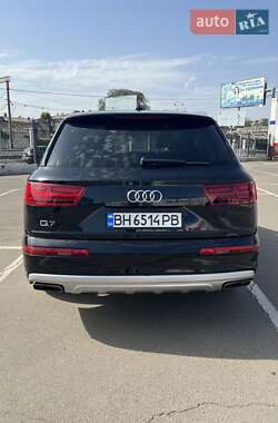 Позашляховик / Кросовер Audi Q7 2018 в 