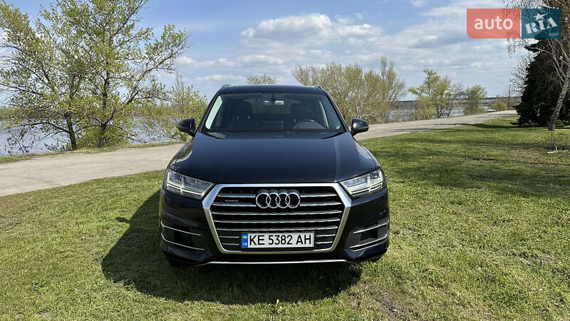 Внедорожник / Кроссовер Audi Q7 2016 в 