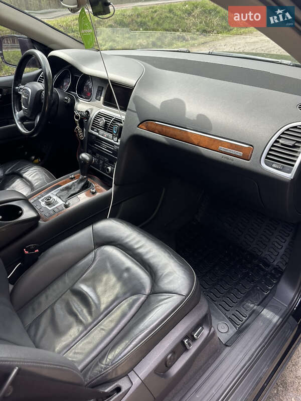 Позашляховик / Кросовер Audi Q7 2010 в Володимирі