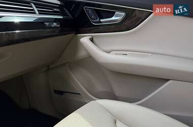 Позашляховик / Кросовер Audi Q7 2017 в 
