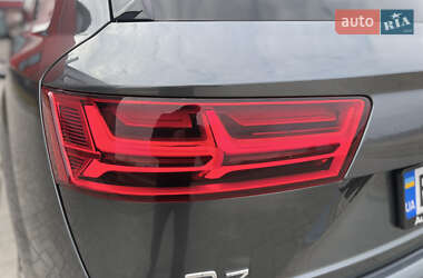Внедорожник / Кроссовер Audi Q7 2015 в 