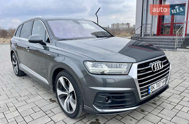 Внедорожник / Кроссовер Audi Q7 2015 в 