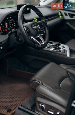 Внедорожник / Кроссовер Audi Q7 2016 в 