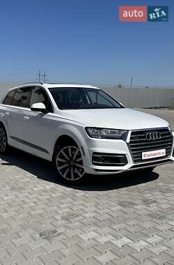 Позашляховик / Кросовер Audi Q7 2016 в 