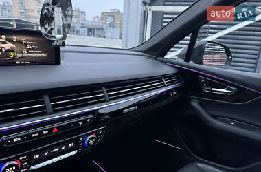 Внедорожник / Кроссовер Audi Q7 2017 в 