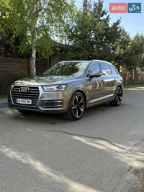 Внедорожник / Кроссовер Audi Q7 2015 в 