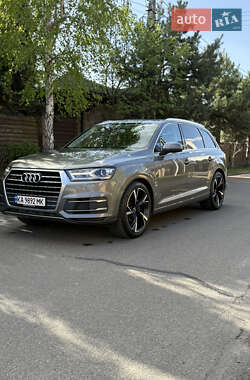 Внедорожник / Кроссовер Audi Q7 2015 в 