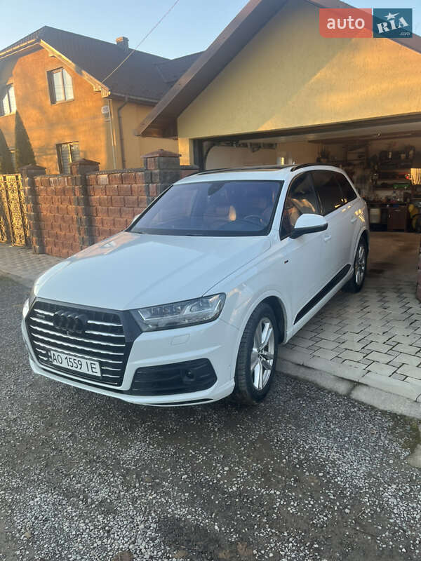 Внедорожник / Кроссовер Audi Q7 2017 в 