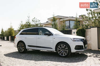 Внедорожник / Кроссовер Audi Q7 2017 в 