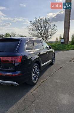 Внедорожник / Кроссовер Audi Q7 2016 в 