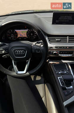 Внедорожник / Кроссовер Audi Q7 2017 в 