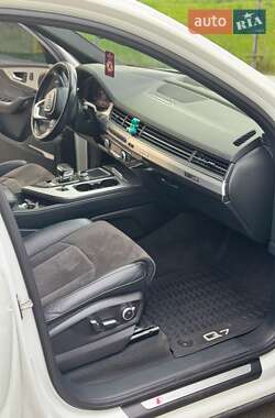 Внедорожник / Кроссовер Audi Q7 2016 в 