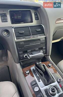 Позашляховик / Кросовер Audi Q7 2010 в 