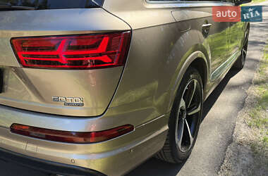 Позашляховик / Кросовер Audi Q7 2019 в 